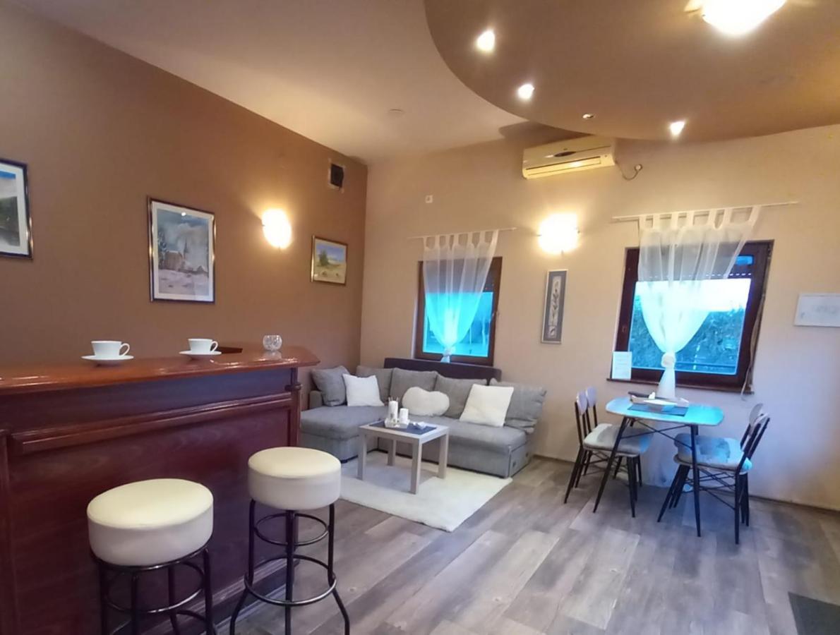Guest House Studio Apartman Marina - With Jacuzzi, Free Parking, Pet Friendly Karlovac Bagian luar foto