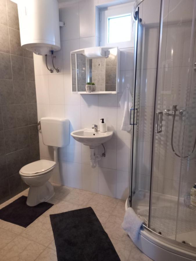 Guest House Studio Apartman Marina - With Jacuzzi, Free Parking, Pet Friendly Karlovac Bagian luar foto