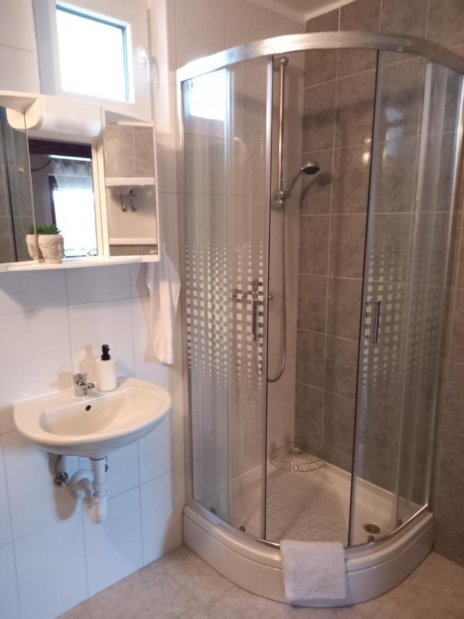 Guest House Studio Apartman Marina - With Jacuzzi, Free Parking, Pet Friendly Karlovac Bagian luar foto