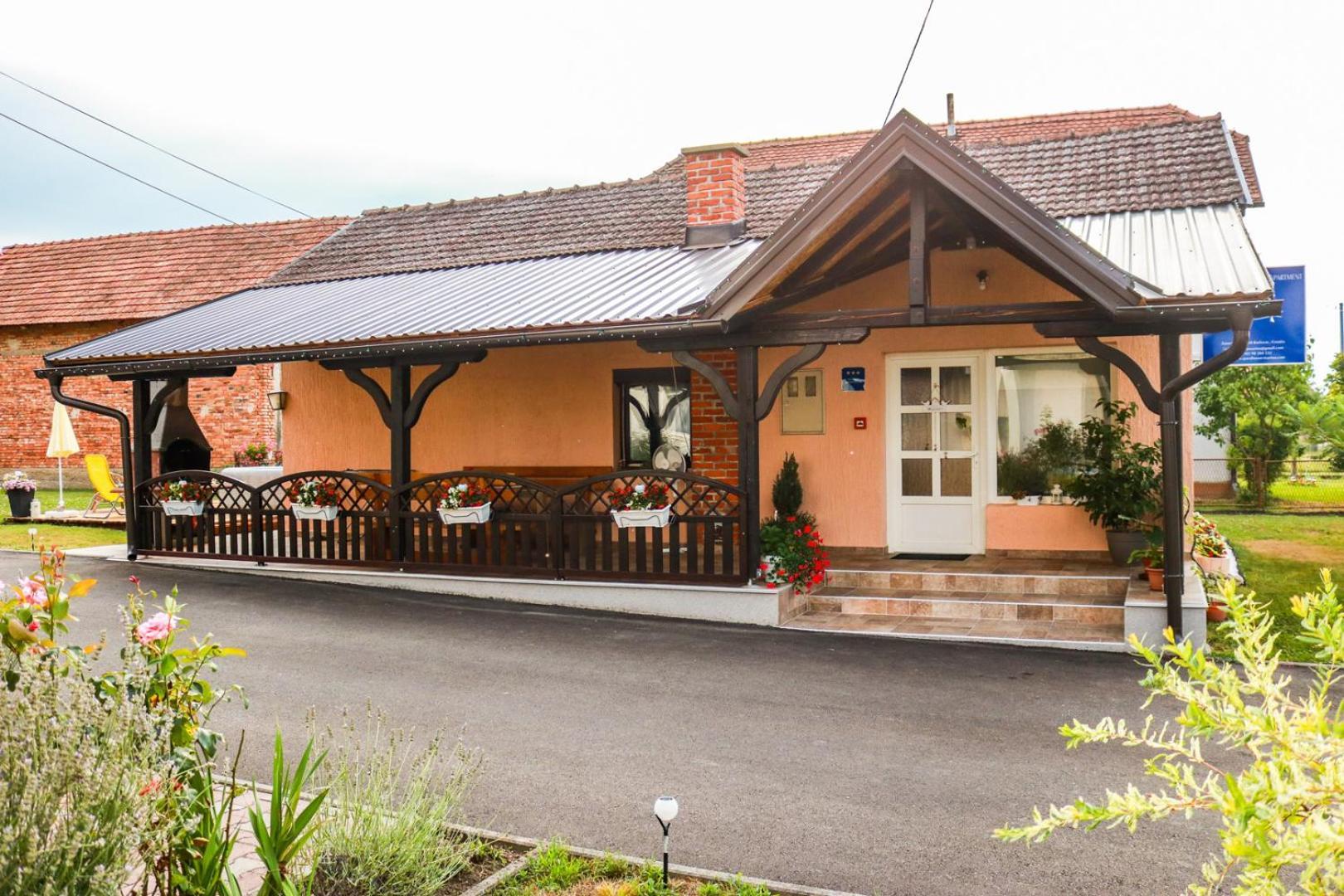 Guest House Studio Apartman Marina - With Jacuzzi, Free Parking, Pet Friendly Karlovac Bagian luar foto