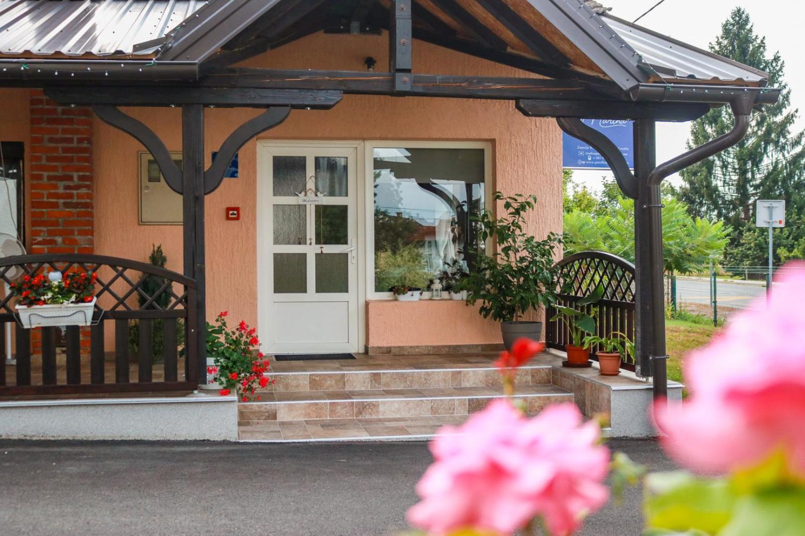 Guest House Studio Apartman Marina - With Jacuzzi, Free Parking, Pet Friendly Karlovac Bagian luar foto