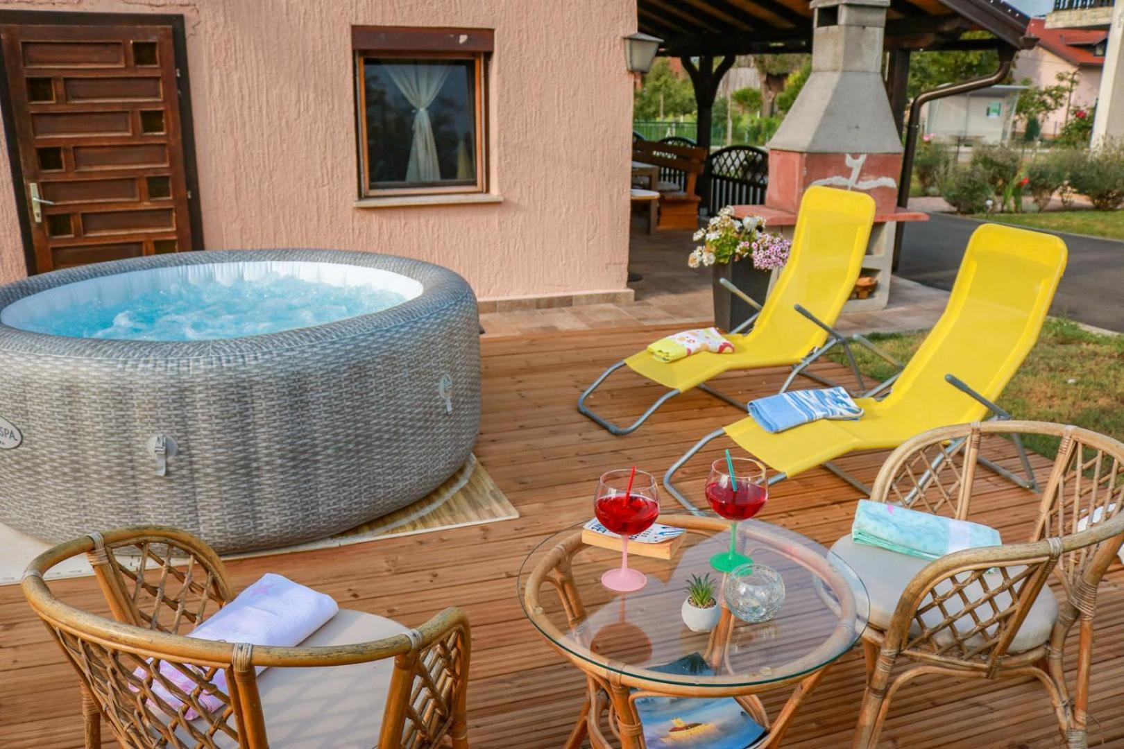 Guest House Studio Apartman Marina - With Jacuzzi, Free Parking, Pet Friendly Karlovac Bagian luar foto