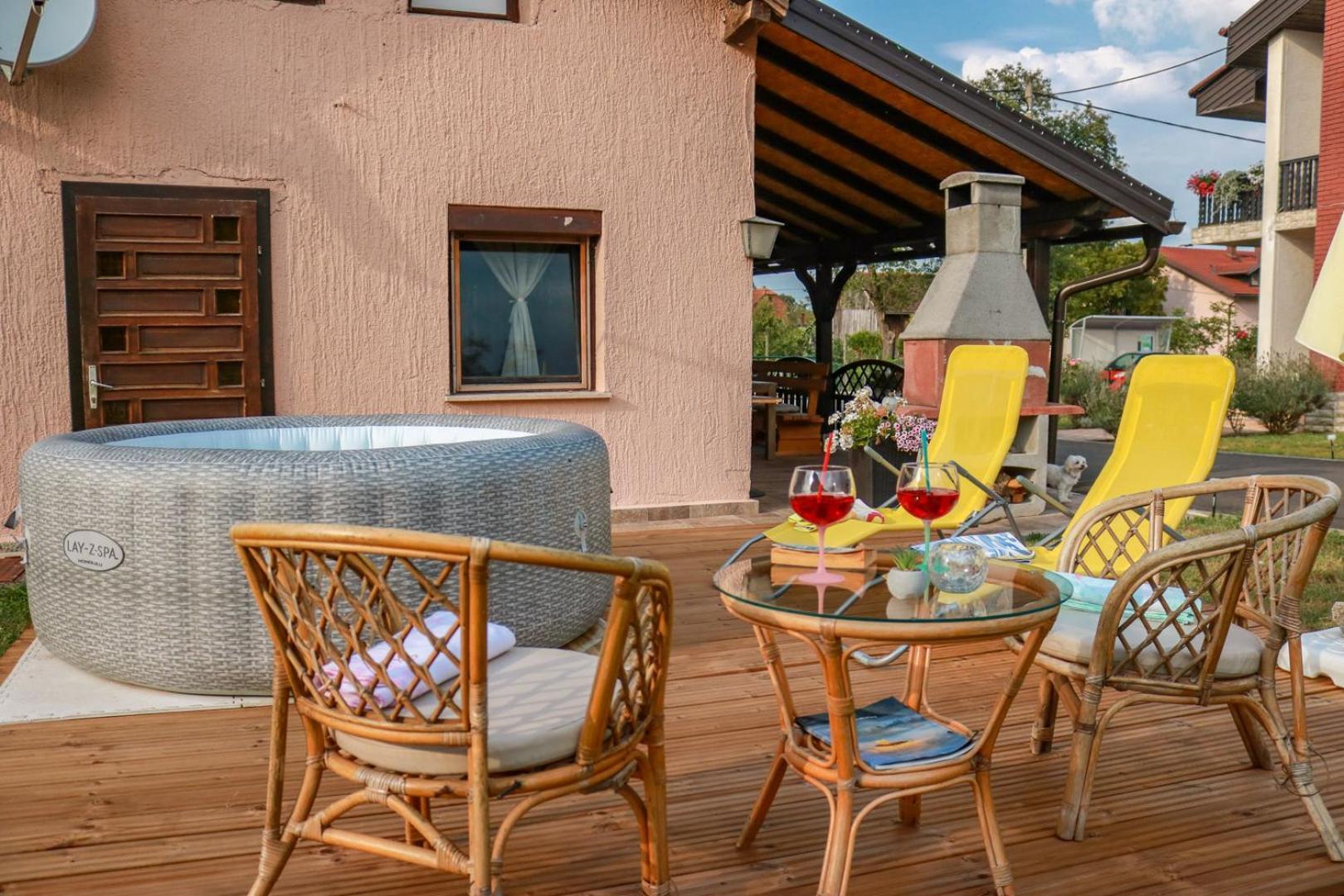 Guest House Studio Apartman Marina - With Jacuzzi, Free Parking, Pet Friendly Karlovac Bagian luar foto